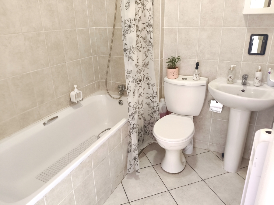 2 Bedroom Property for Sale in Whispering Pines Western Cape